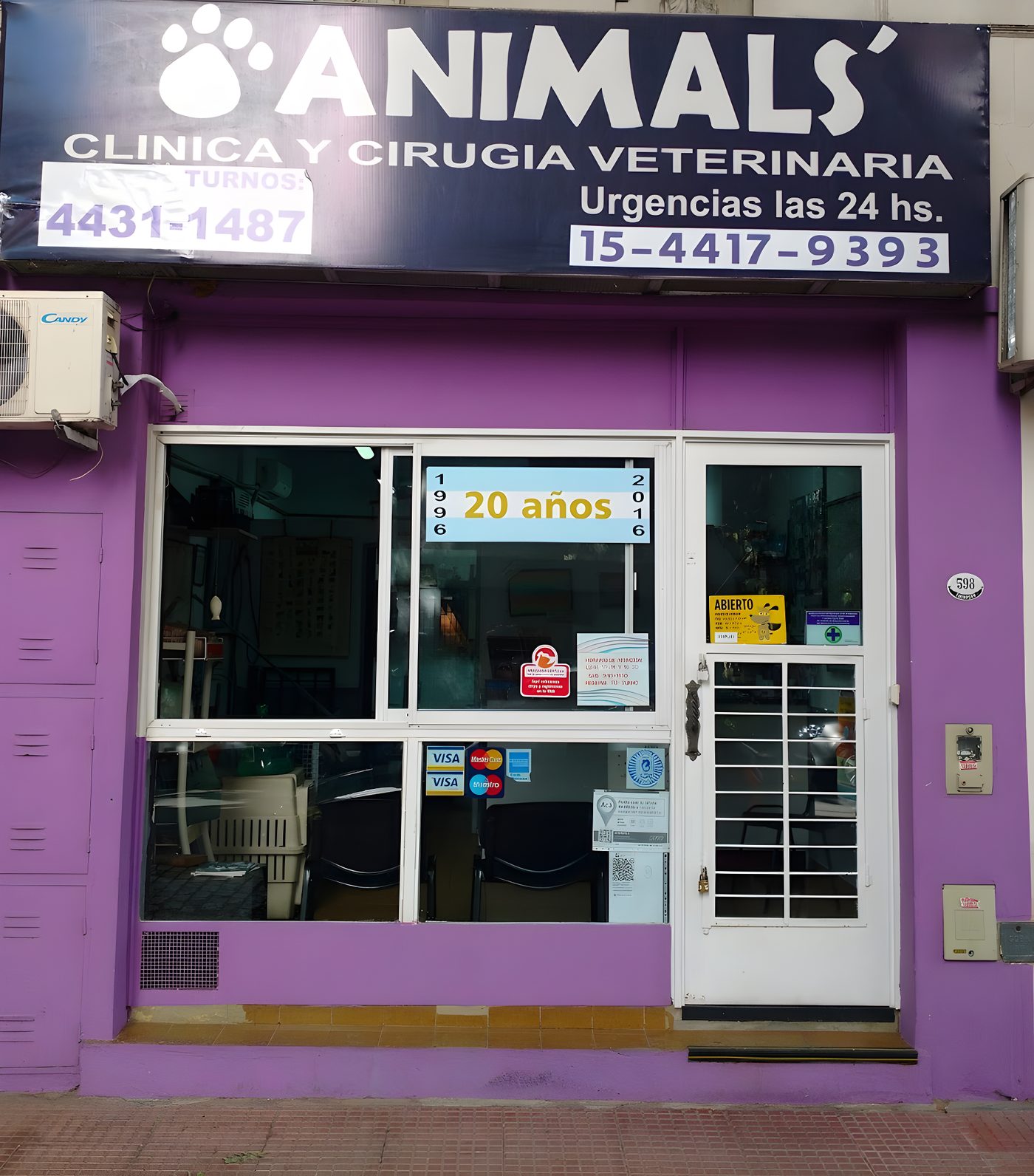 Fachada violeta de Veterinaria ANIMALS' en Thompson 598, Caballito