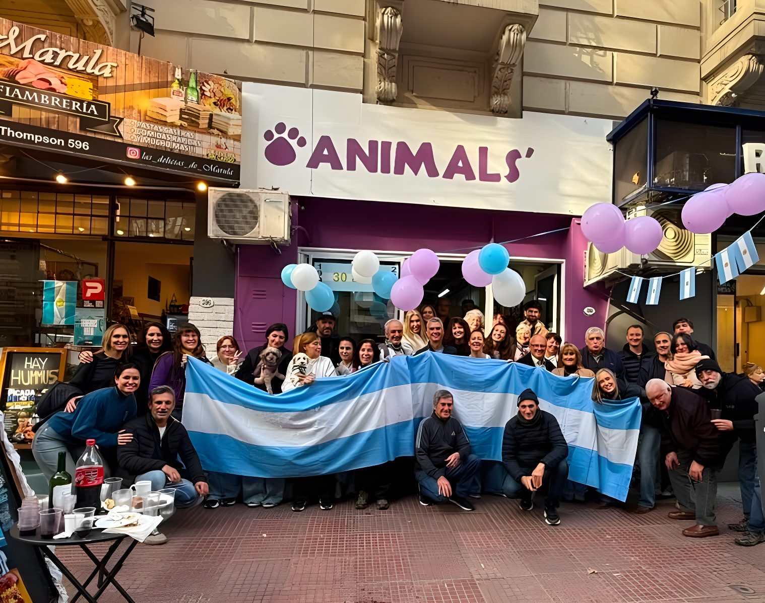 Festejo de los 30 años de Veterinaria ANIMALS' frente al local de Thompson 598, con vecinos, familia y mascotas